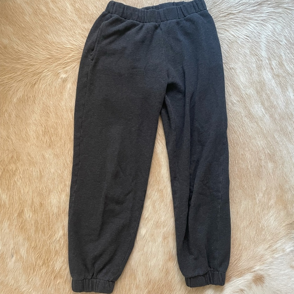 Charcoal Grey Brandy Melville Rosas